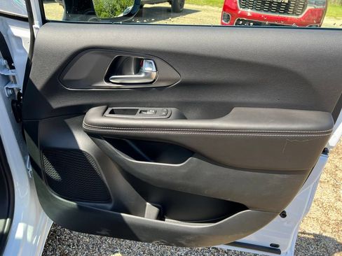 New 2027 Chrysler Pacifica Limited FWD image 14