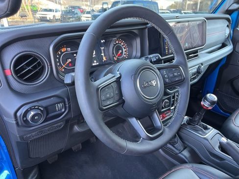 Used 2025 Jeep Wrangler Unlimited Rubicon image 3