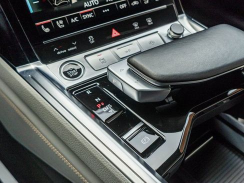 Used 2024 Audi Q8 e-tron Prestige image 9