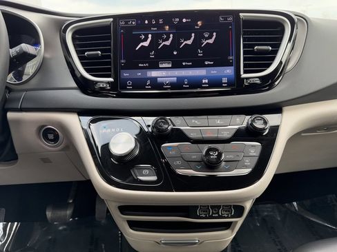 Used 2023 Chrysler Pacifica Touring-L FWD image 30