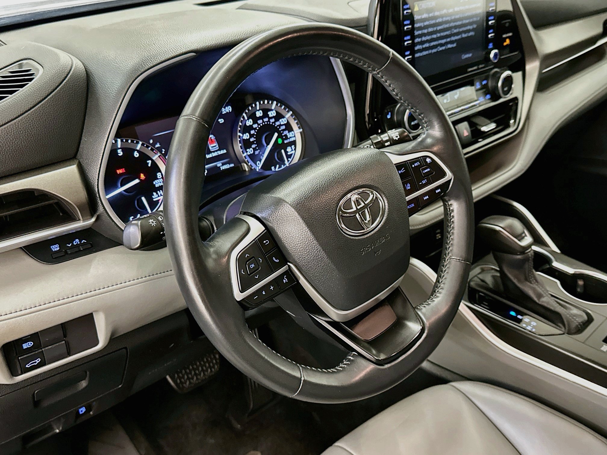 Used 2022 Toyota Highlander XLE AWD/4WD image 18