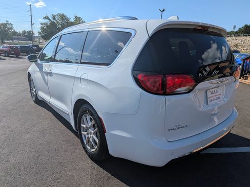Used 2020 Chrysler Pacifica Touring-L FWD image 4