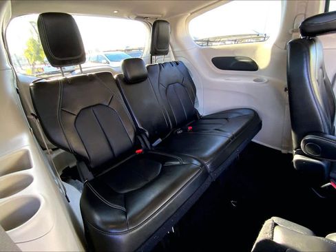 Certified 2024 Chrysler Pacifica Touring-L image 17