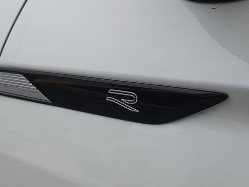 Certified 2024 Volkswagen Tiguan SE R-Line image 7