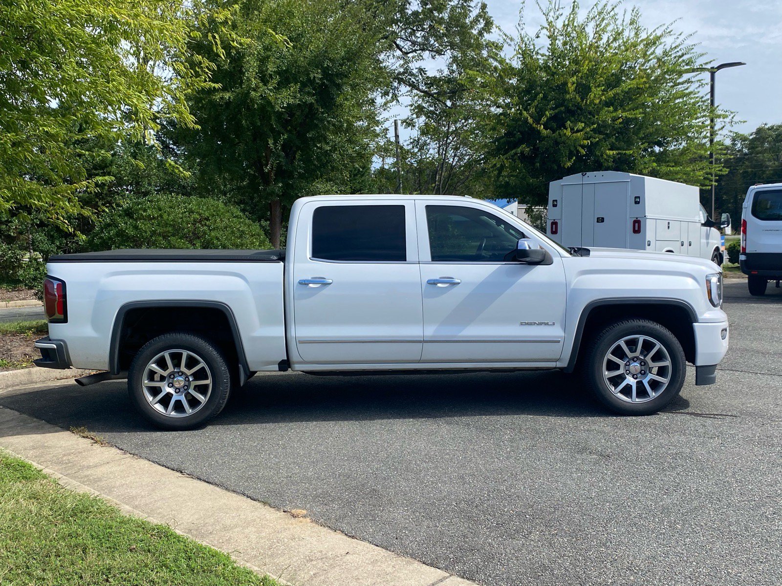 Used 2017 GMC Sierra 1500 Denali AWD/4WD image 3
