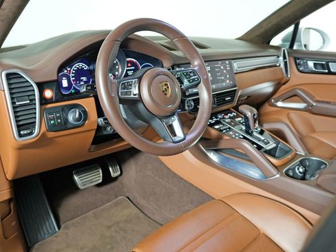 Certified 2023 Porsche Cayenne Turbo AWD/4WD image 4