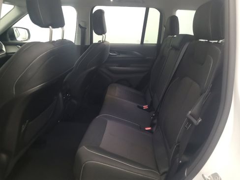 Used 2023 Jeep Grand Cherokee Laredo AWD/4WD image 18