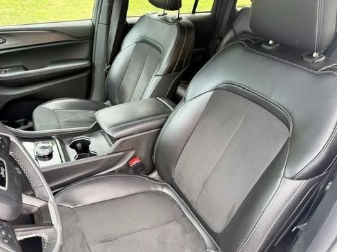 Used 2023 Jeep Grand Cherokee Altitude AWD/4WD image 7