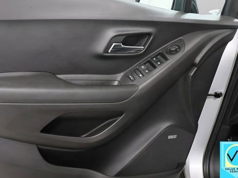 Used 2020 Chevrolet Trax LT w/ Sun & Sound Package image 21