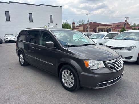 Used 2015 Chrysler Town & Country Touring FWD image 6