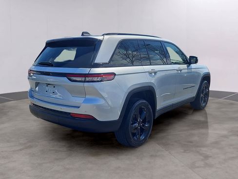 Used 2023 Jeep Grand Cherokee Altitude image 4