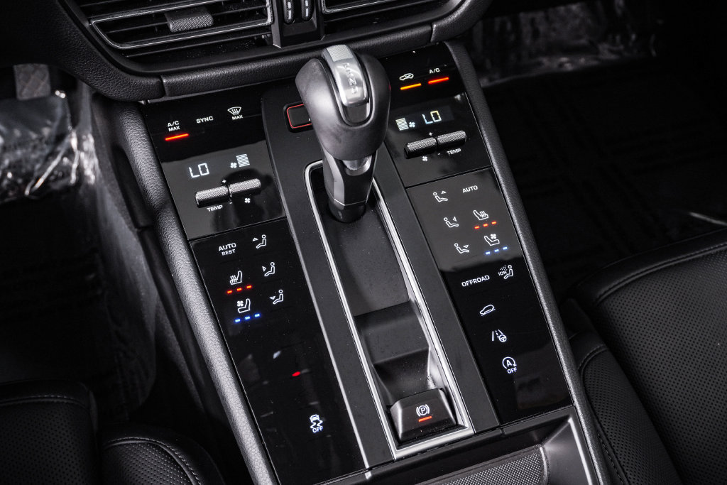 Certified 2026 Porsche Macan AWD/4WD image 24