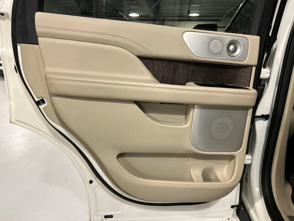 Used 2021 Lincoln Navigator Reserve w/ Luxury Package AWD/4WD image 22