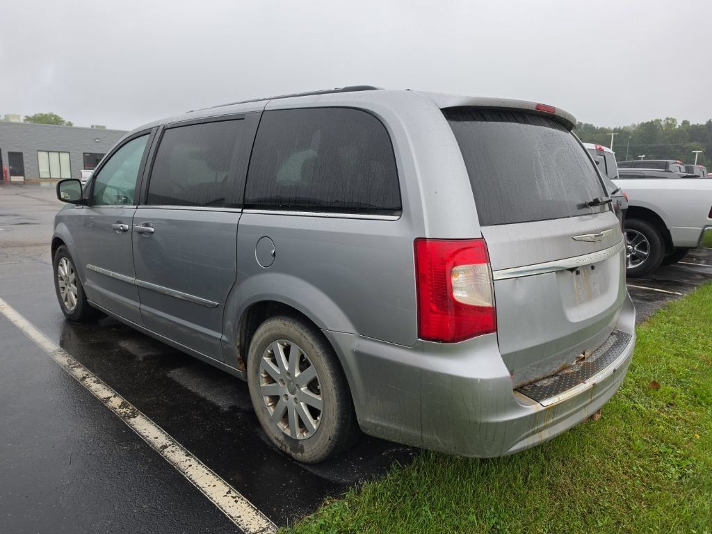 Used 2014 Chrysler Town & Country Touring FWD image 9