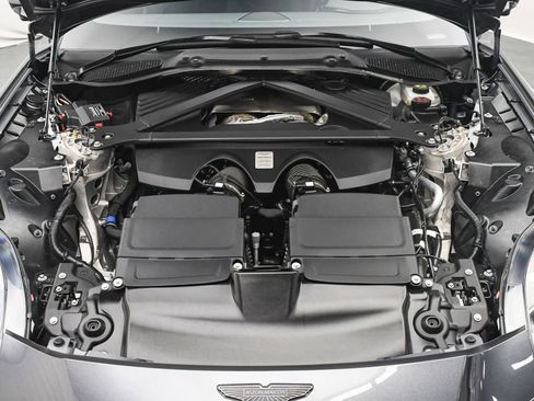 Used 2025 Aston Martin V8 Vantage Coupe image 28
