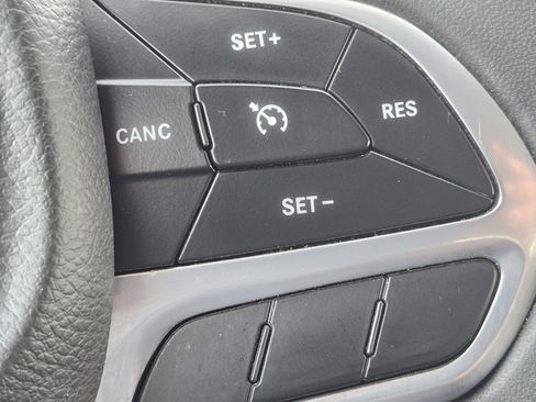 Used 2023 Chrysler Voyager LX image 19