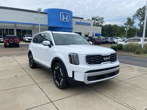 Used 2025 Kia Telluride S FWD image 2