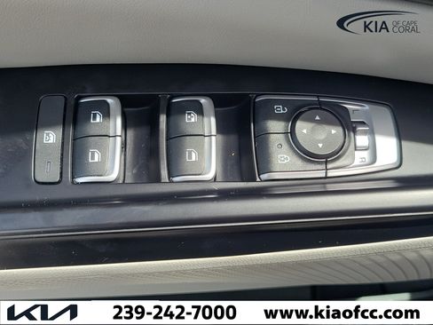 Used 2024 Kia Carnival LX FWD image 25
