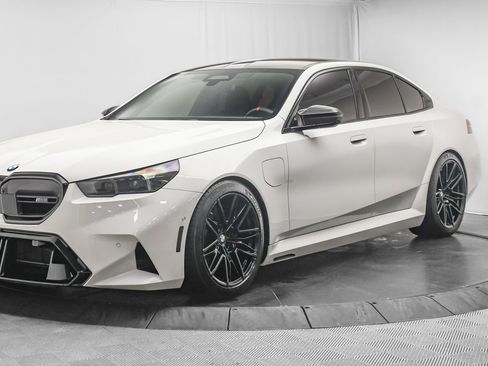 Used 2025 BMW M5 w/ Carbon Package image 3