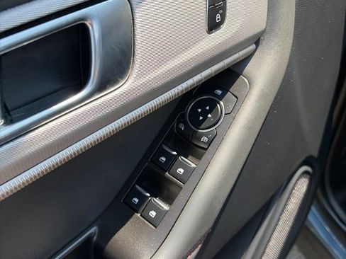 Used 2025 Ford Explorer Active AWD/4WD image 19