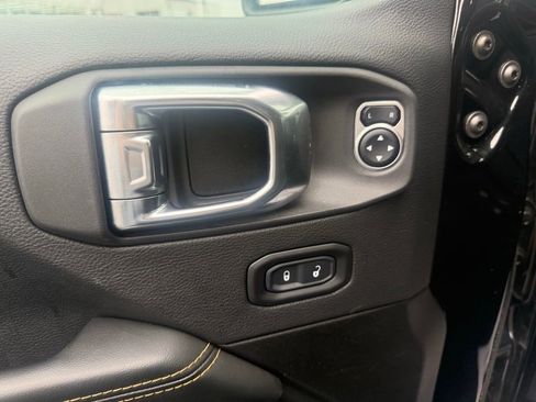 Used 2025 Jeep Wrangler Unlimited Sahara image 10