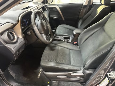 Used 2018 Toyota RAV4 LE FWD image 12