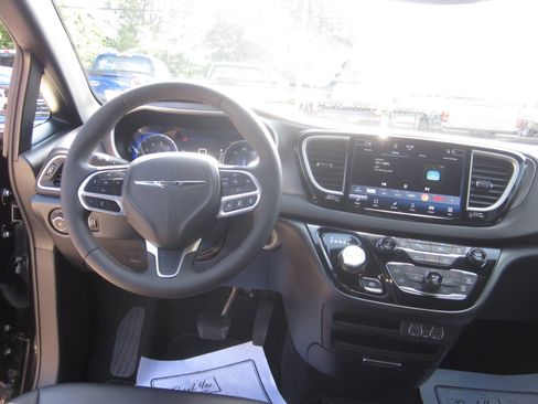 Used 2025 Chrysler Pacifica Select FWD image 13
