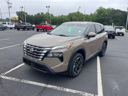 Used 2024 Nissan Rogue SV FWD image 3
