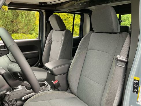 New 2025 Jeep Gladiator Sport image 24