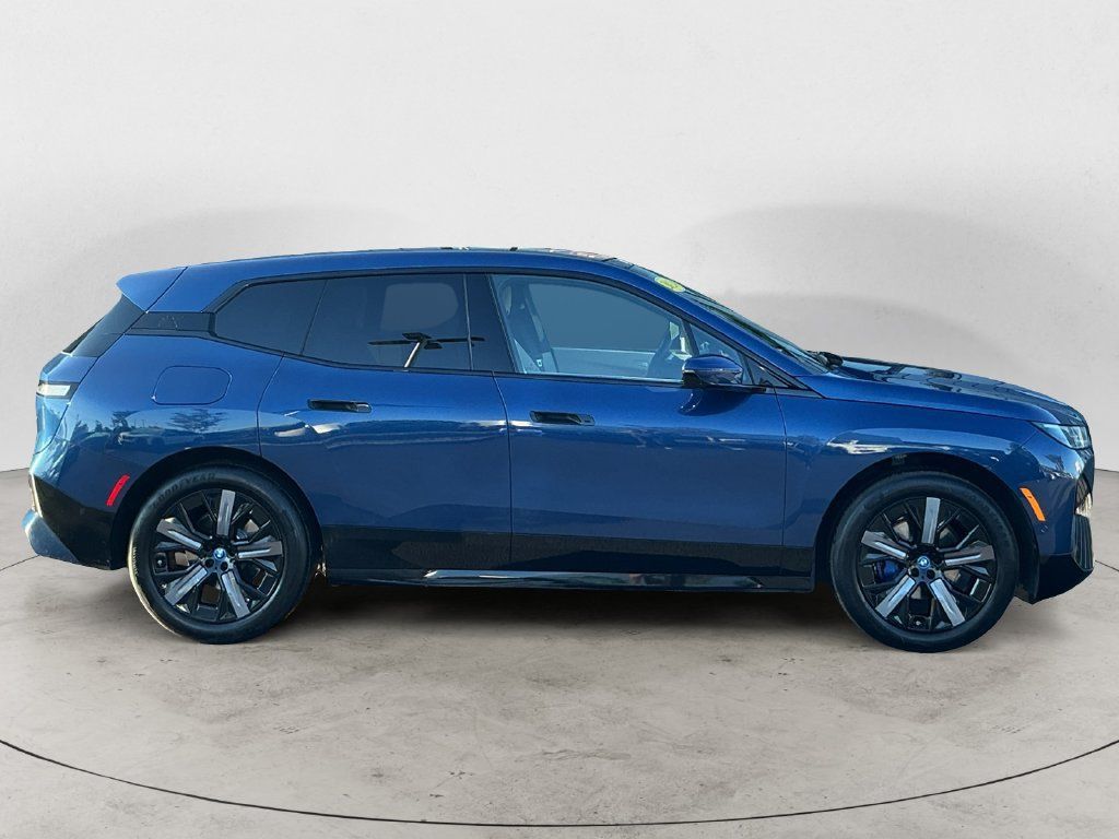 Used 2024 BMW iX xDrive50 w/ Premium Package AWD/4WD image 4