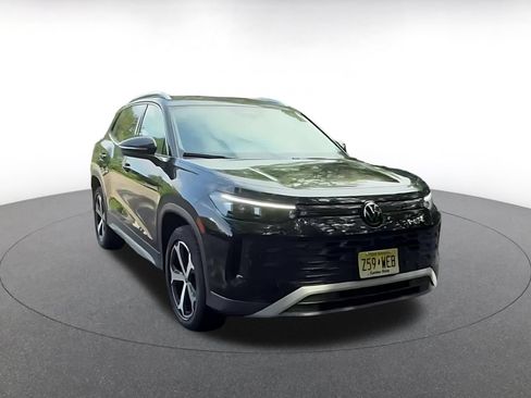 Used 2026 Volkswagen Tiguan SE AWD/4WD image 3