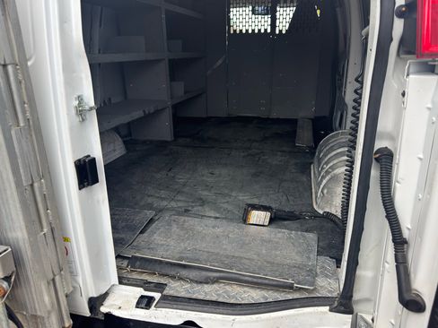 Used 2019 Chevrolet Express 3500 w/ Driver Convenience Package image 26