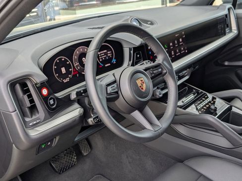 Certified 2025 Porsche Cayenne image 4