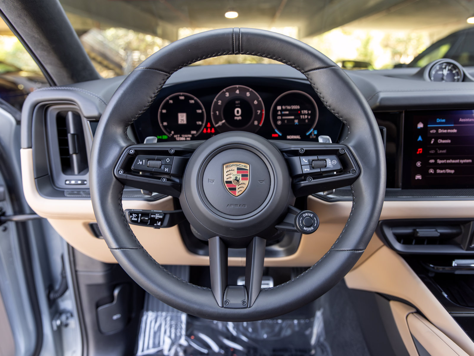 Certified 2025 Porsche Cayenne GTS AWD/4WD image 37