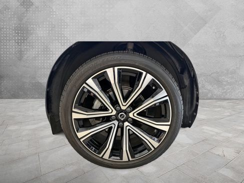 Used 2023 Volvo XC60 B5 Ultimate w/ Climate Package FWD image 5