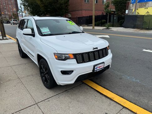 Used 2020 Jeep Grand Cherokee Altitude image 3