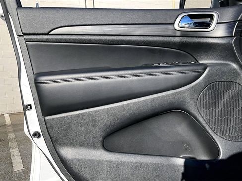 Certified 2022 Jeep Grand Cherokee Laredo X image 27