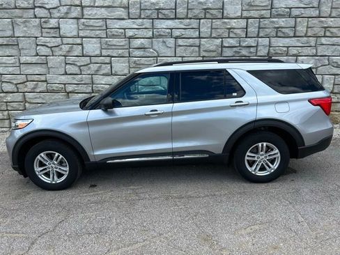 Used 2023 Ford Explorer XLT AWD/4WD image 3