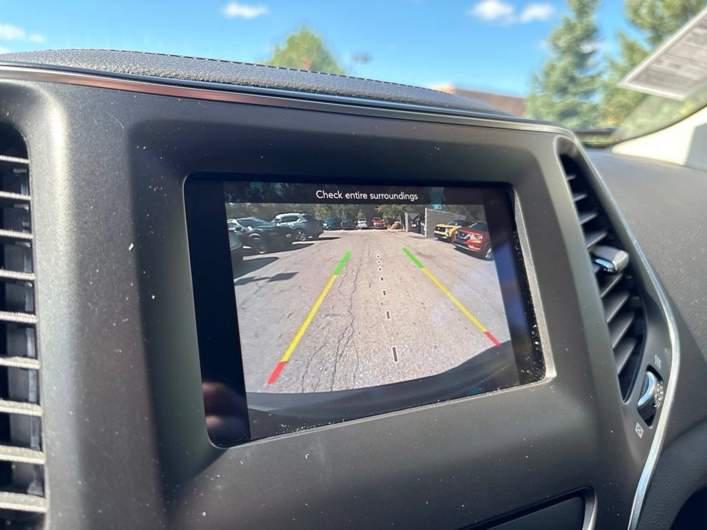 Used 2019 Jeep Cherokee Latitude Plus w/ Cold Weather Group AWD/4WD image 24