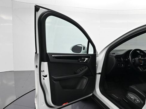 Used 2023 Porsche Macan image 16