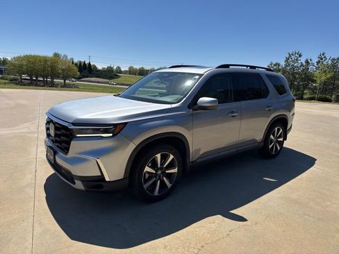 Used 2025 Honda Pilot Touring image 3