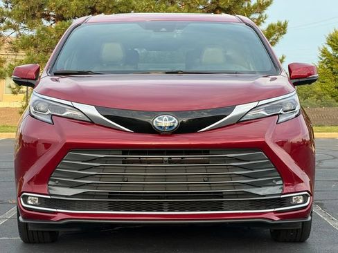 Certified 2025 Toyota Sienna Platinum AWD/4WD image 9