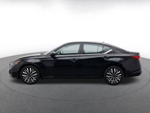 Used 2025 Nissan Altima 2.5 SV FWD image 4