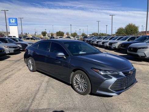 Used 2022 Toyota Avalon Limited image 3