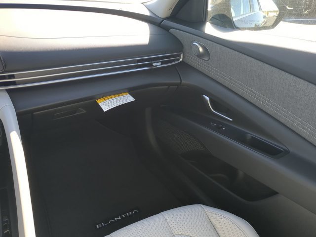 Used 2025 Hyundai Elantra Limited FWD image 15