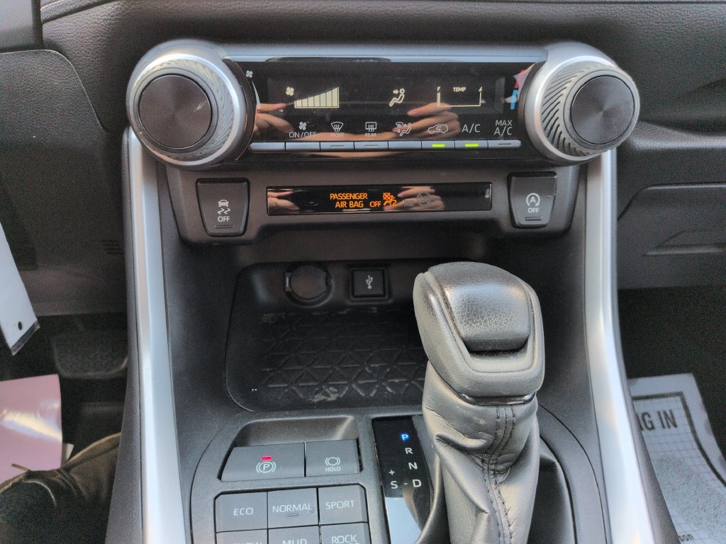 Used 2021 Toyota RAV4 LE AWD/4WD image 18