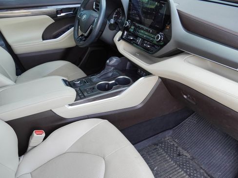 Used 2022 Toyota Highlander Limited image 10