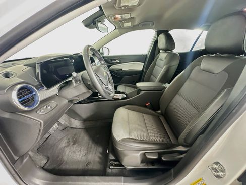 Used 2025 Chevrolet Trax LT w/ LT Convenience Package FWD image 13