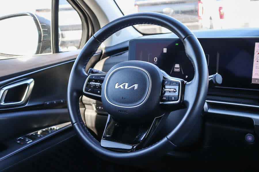 Used 2025 Kia Carnival SX w/ SX Dark Edition Package FWD image 14