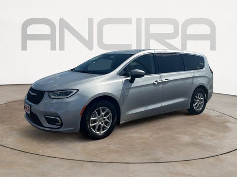 Used 2023 Chrysler Pacifica Touring-L FWD image 3